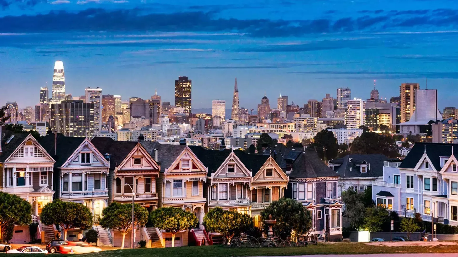 Las famosas Damas Pintadas de Alamo Square aparecen fotografiadas ante el horizonte de 贝博体彩app al anochecer.