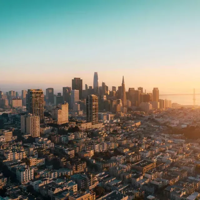 Lo skyline di San Francisco è visto dall'alto in una luce dorata.