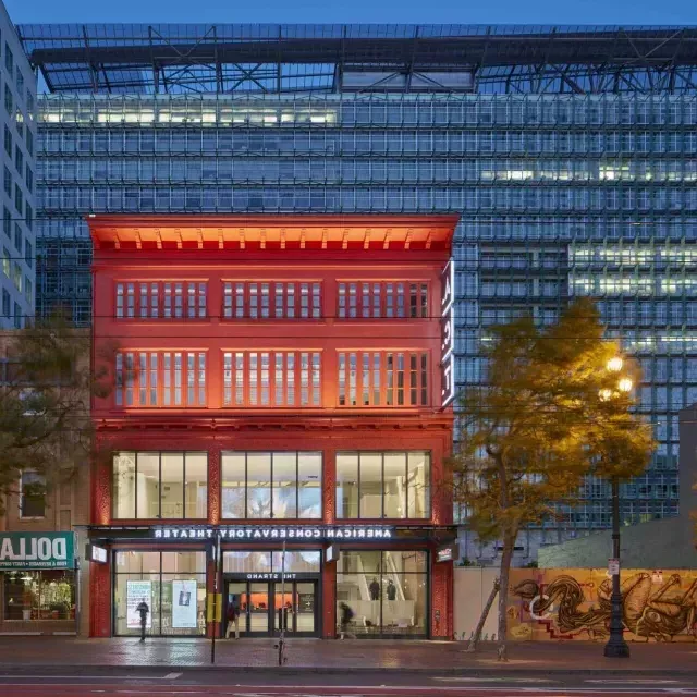 Exterior of the American Conservatory Theater at night. 贝博体彩app，加利福尼亚.